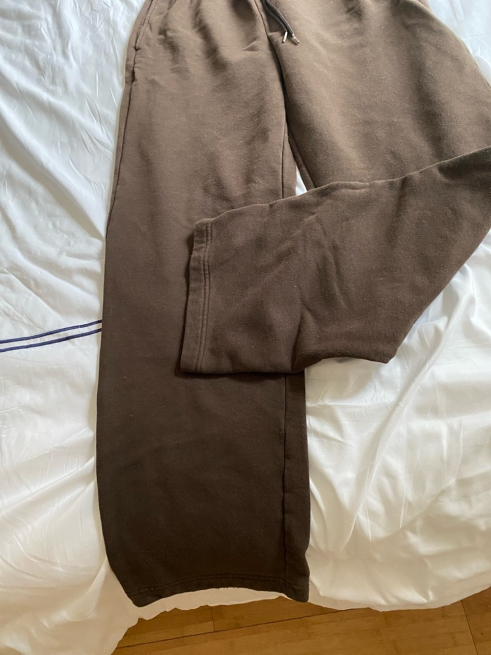 ALO Yoga Women’s Chocolate Brown Sweatpants & Crewneck Set - Picture 6 of 6